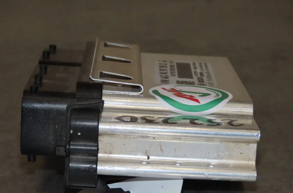 Calculateur moteur Volkswagen UP! (121, 122, BL1, BL2, BL3, 123) 1.0 (2011-2020) 5 portes occasion — photo 3