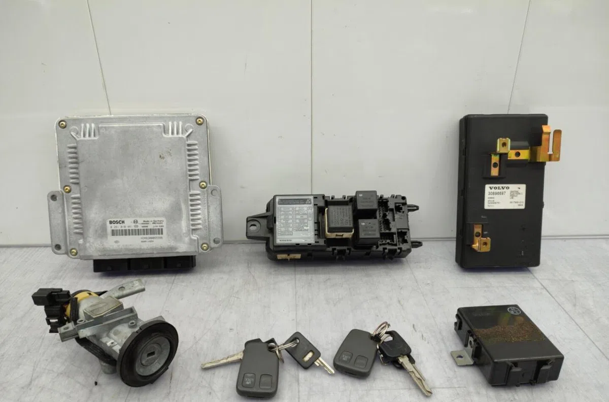 Calculateur moteur VOLVO V 40 1 PHASE 2 BREAK occasion — photo 3