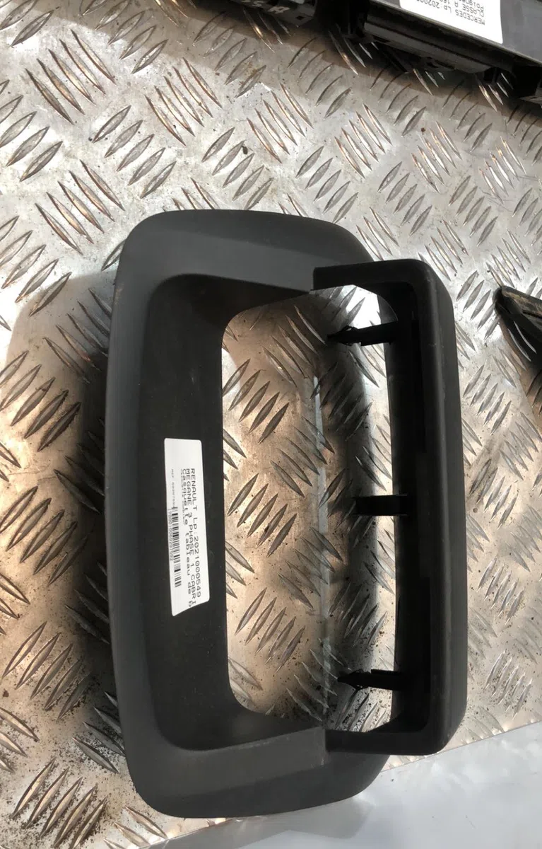 Casquette supérieure tableau de bord RENAULT MEGANE 3 PHASE 1 CABRIOLET occasion — photo 2