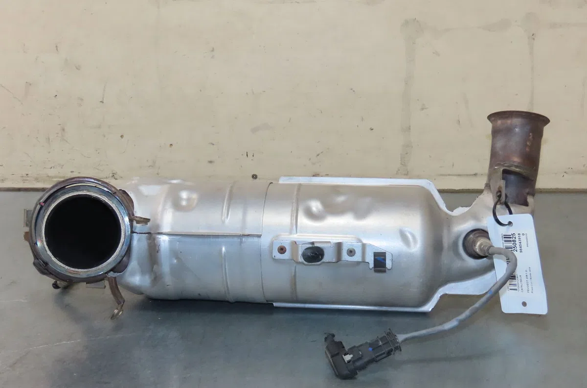 Catalyseur Peugeot 208 I (CA_, CC_) 1.2 thp 110 (2013) occasion — photo 2