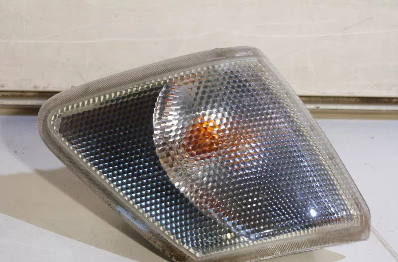 Clignotant droit FORD FIESTA 3 PHASE 2 occasion — photo 2