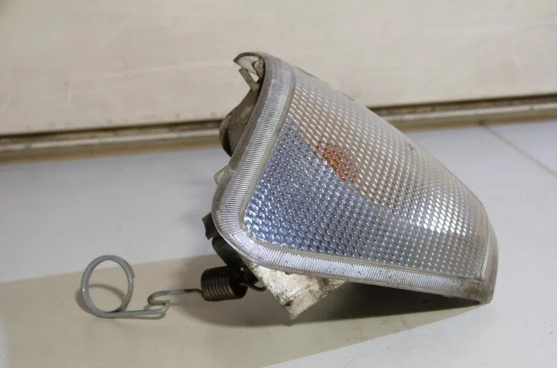 Clignotant droit FORD FIESTA 3 PHASE 2 occasion — photo 3