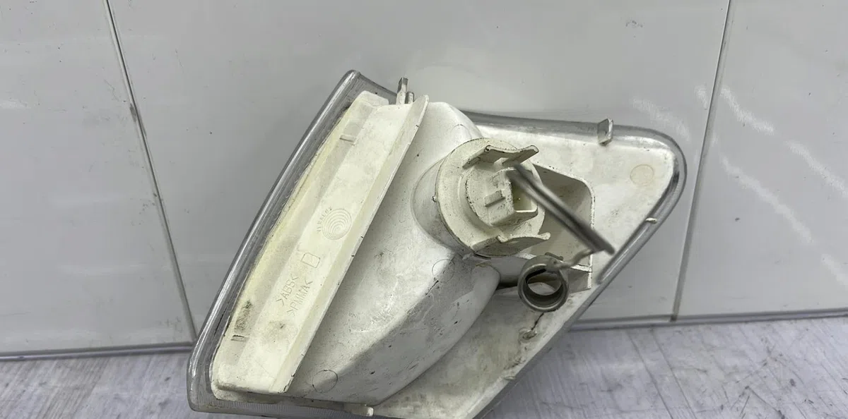 Clignotant droit FORD FIESTA 3 PHASE 2 occasion — photo 3