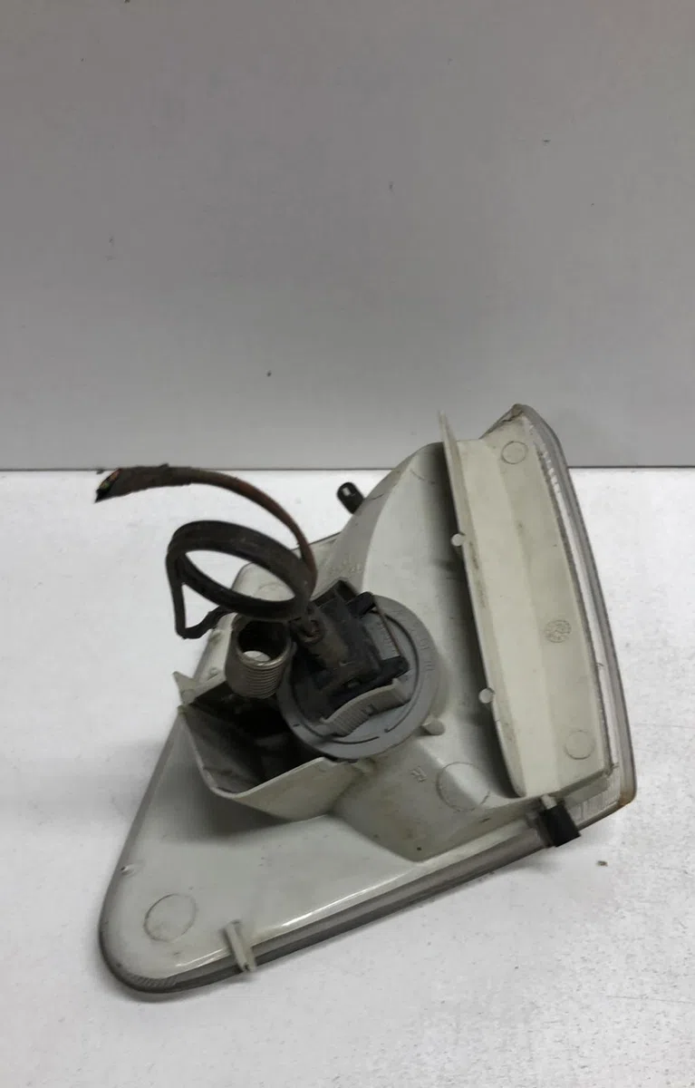 Clignotant droit Ford FIESTA III (GFJ) 1.3 cat (1991-1997) occasion — photo 4