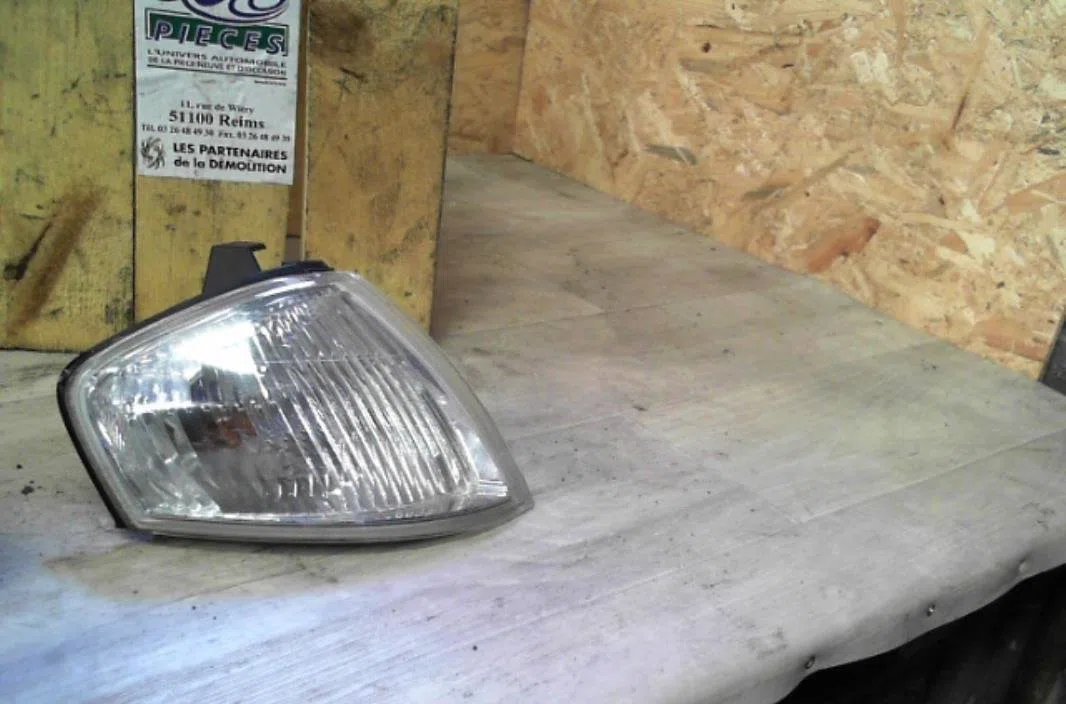 Clignotant droit MAZDA 323 6  323 6 occasion — photo 2