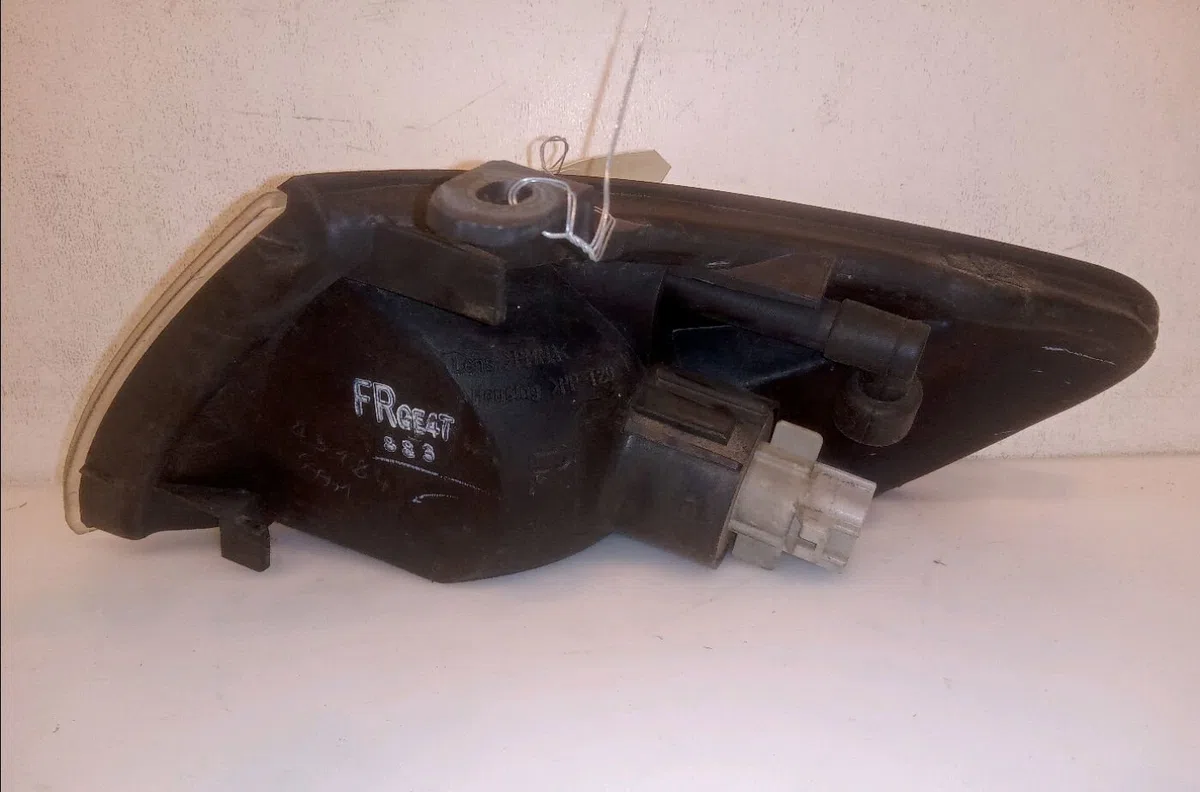 Clignotant droit Mazda 626 V Hatchback (GF) 1.8 (gf8p) (1997-1999) occasion — photo 2