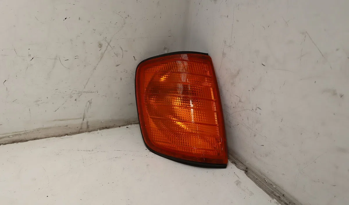 Clignotant droit Mercedes-benz 124 A trois volumes (W124) 230 e (124.023) (1984-1992) occasion — photo 4