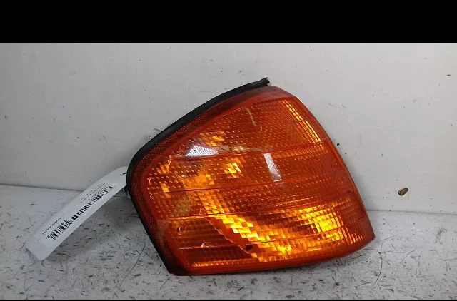 Clignotant droit Mercedes-benz CLASSE C (W202) C 180 (202.018) (1993-2000) 4 portes occasion