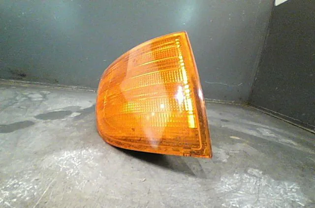 Clignotant droit Mercedes-benz VITO Camionnette (W638) 108 d 2.3 (638.064, 638.068) (1997-2003) occasion