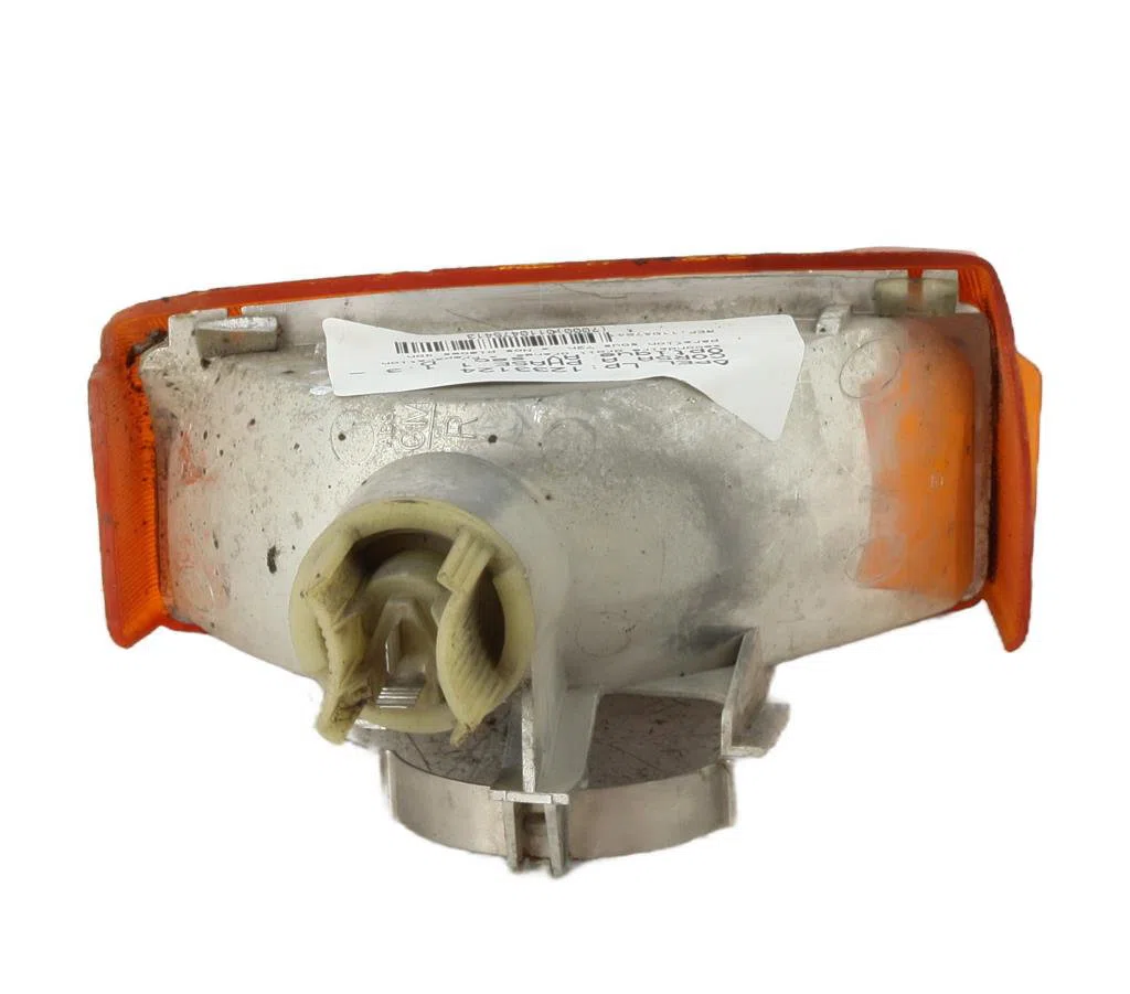Clignotant droit Opel CORSA A 3-5 portes (S83) 1.3 s (f08, m08, f68, m68) (1982-1989) occasion — photo 2