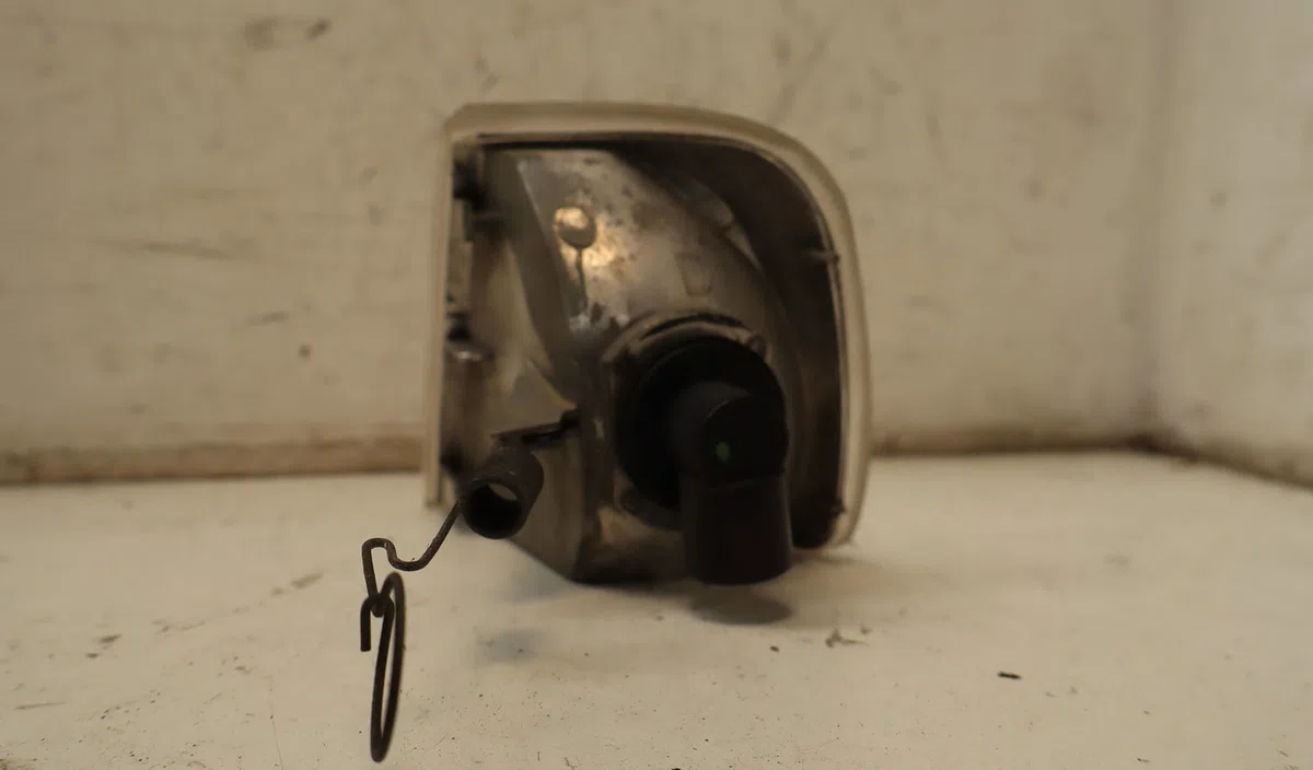 Clignotant droit Peugeot 405 II (4B) 1.8 (1992-1995) occasion — photo 3