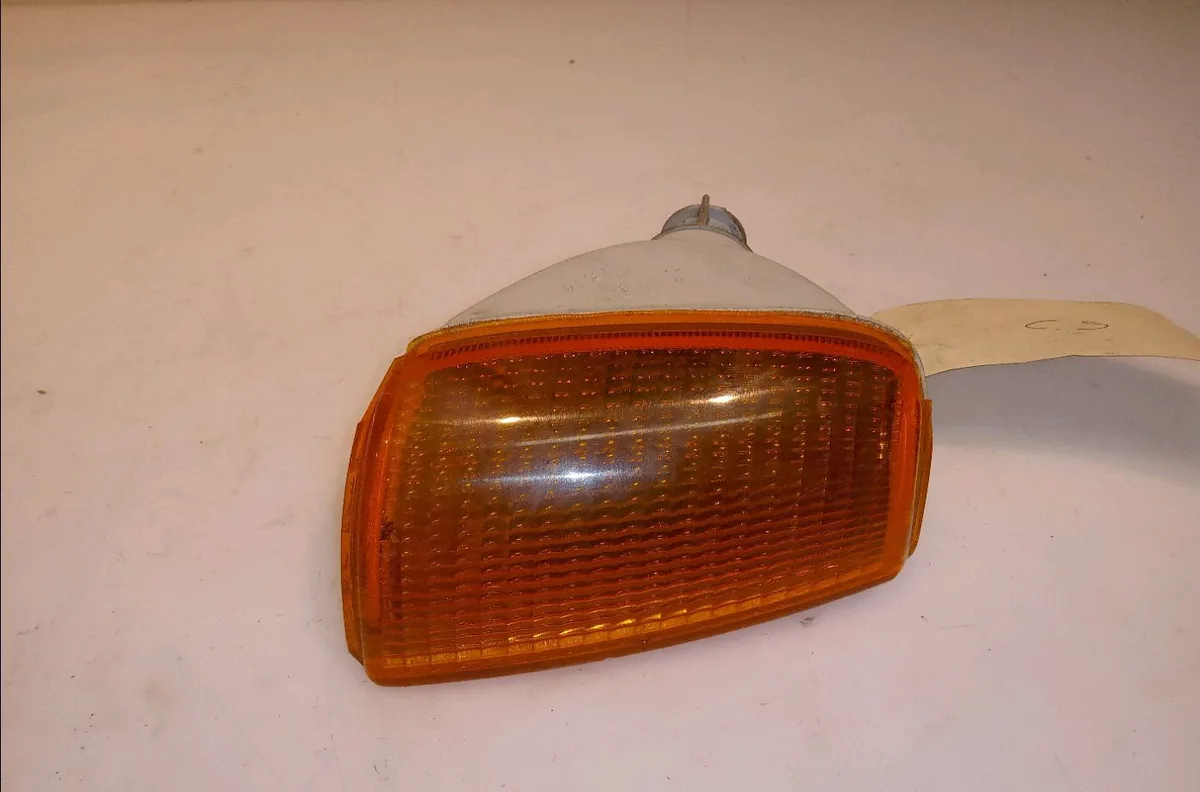 Clignotant droit Volkswagen POLO II (86C, 80) 1.0 cat (1989-1994) occasion