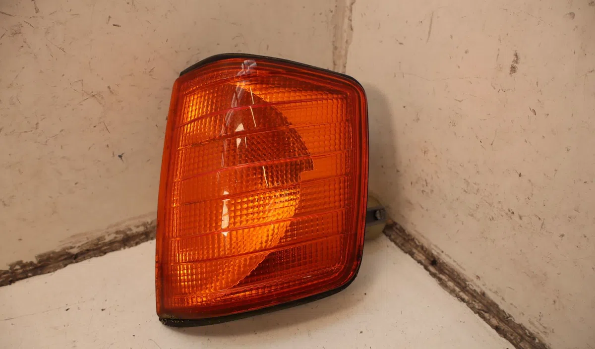 Clignotant gauche Mercedes-benz 190 (W201) E 2.0 (201.024) (1985-1986) occasion — photo 2