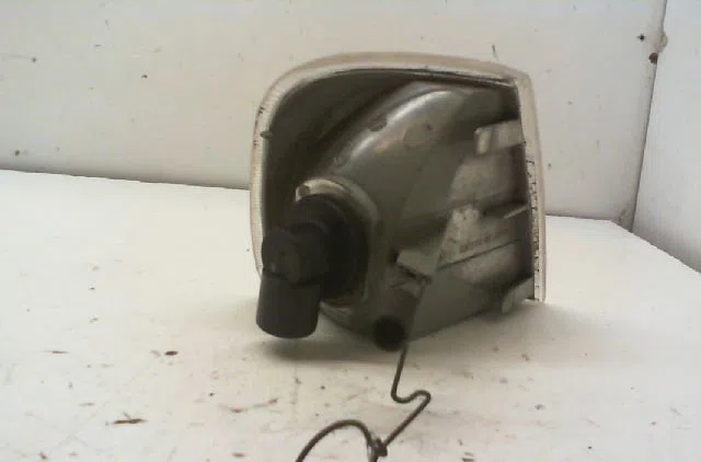Clignotant gauche Peugeot 405 II (4B) 1.9 td (1992-1995) occasion — photo 2