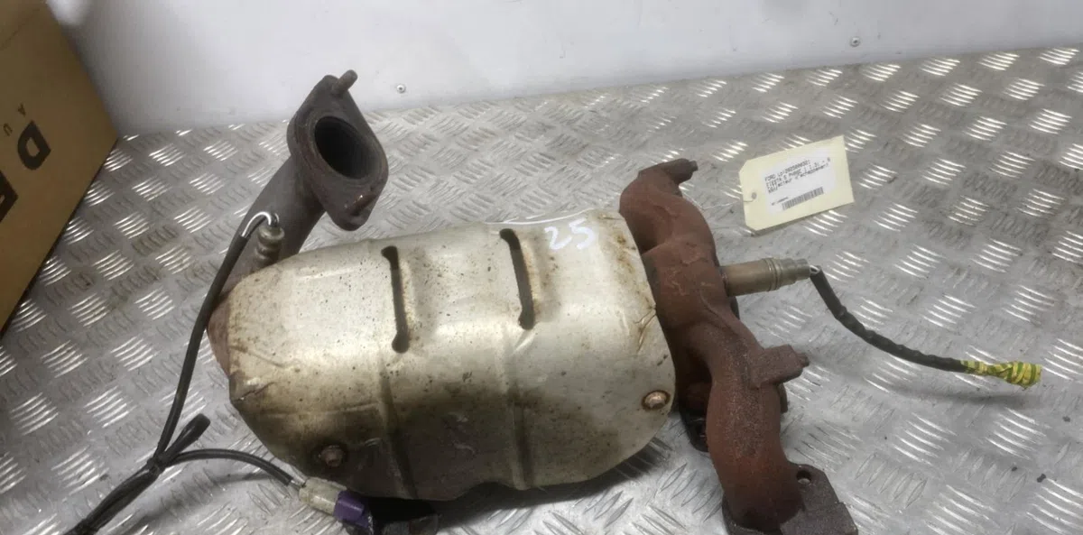 Collecteur echappement FORD FIESTA 5 PHASE 1 occasion — photo 2