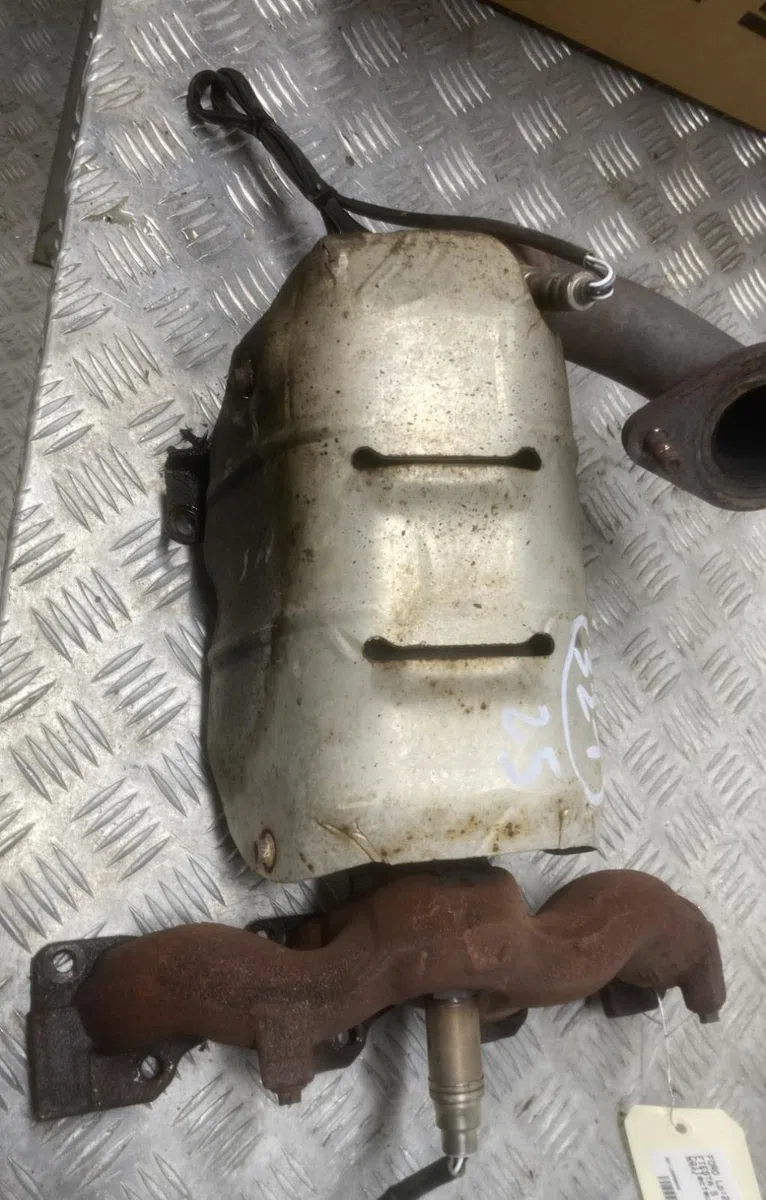 Collecteur echappement FORD FIESTA 5 PHASE 1 occasion — photo 3