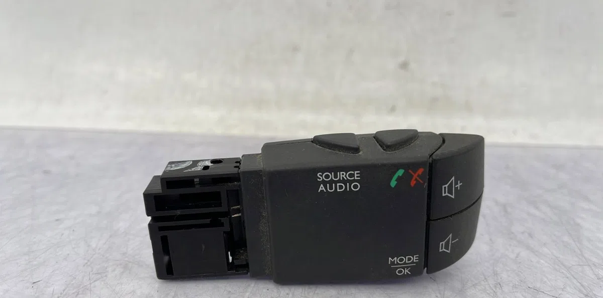 Commande autoradio DACIA LOGAN MCV 2 PHASE 2 BREAK occasion — photo 2