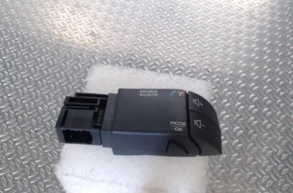 Commande autoradio RENAULT CAPTUR 1 PHASE 1 occasion — photo 2