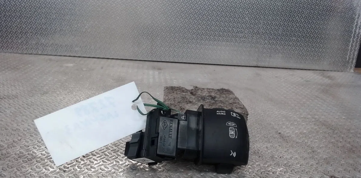 Commande autoradio RENAULT LAGUNA 3 PHASE 2 occasion — photo 2