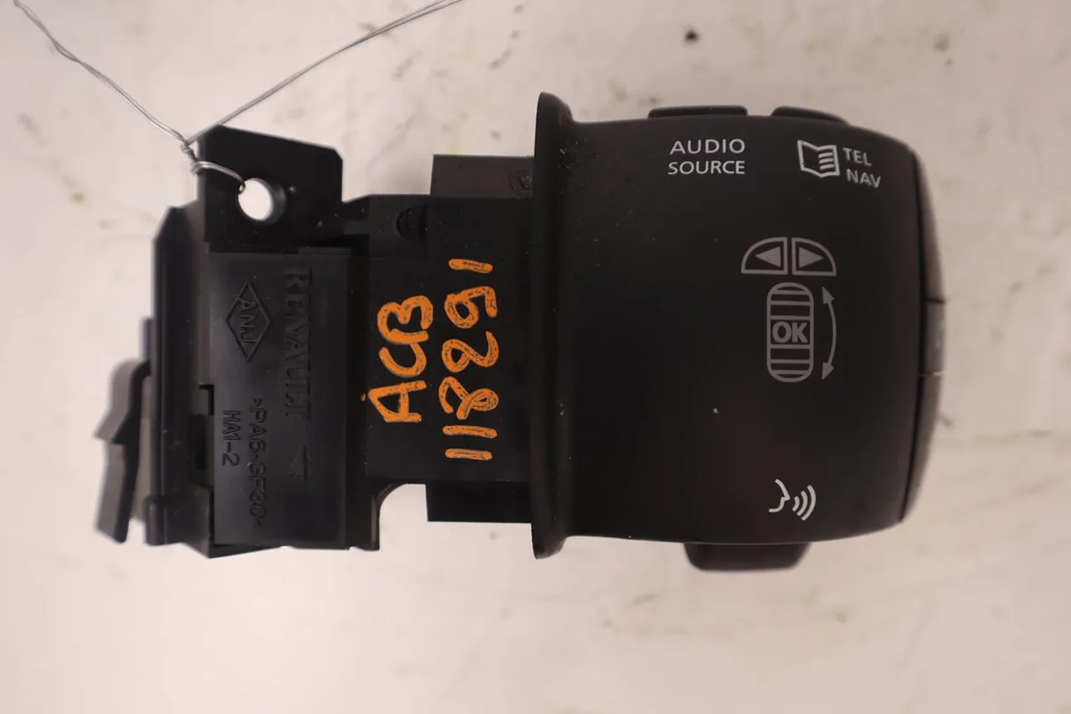 Commande autoradio Renault LAGUNA III (BT0-1) 1.5 dci (bt00, bt0a, bt0t, bt1j) (2007-2015) 5 portes occasion