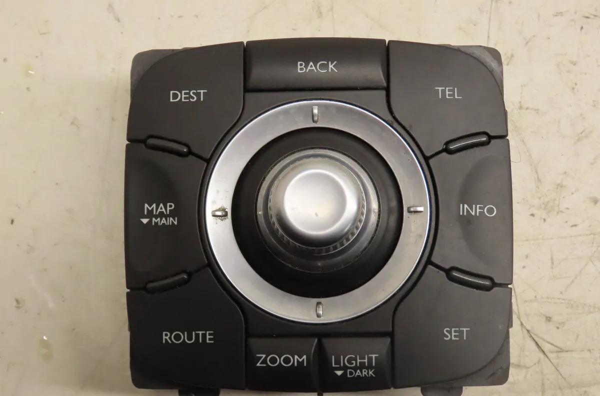Commande autoradio Renault LAGUNA III (BT0-1) 2.0 dci (bt01, bt08, bt09, bt0e, bt0k, bt12, bt1c, bt1d,... (2007-2015) 5 portes occasion
