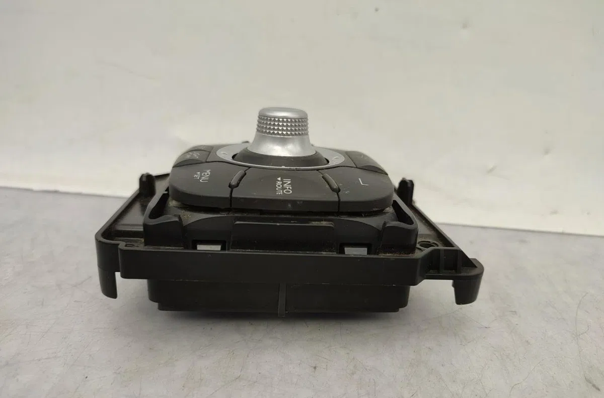 Commande autoradio RENAULT MEGANE 3 PHASE 1 occasion — photo 4