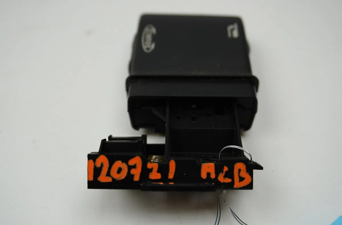 Commande autoradio Renault MEGANE II A trois volumes (LM0-1_) 1.4 (2003) occasion — photo 2
