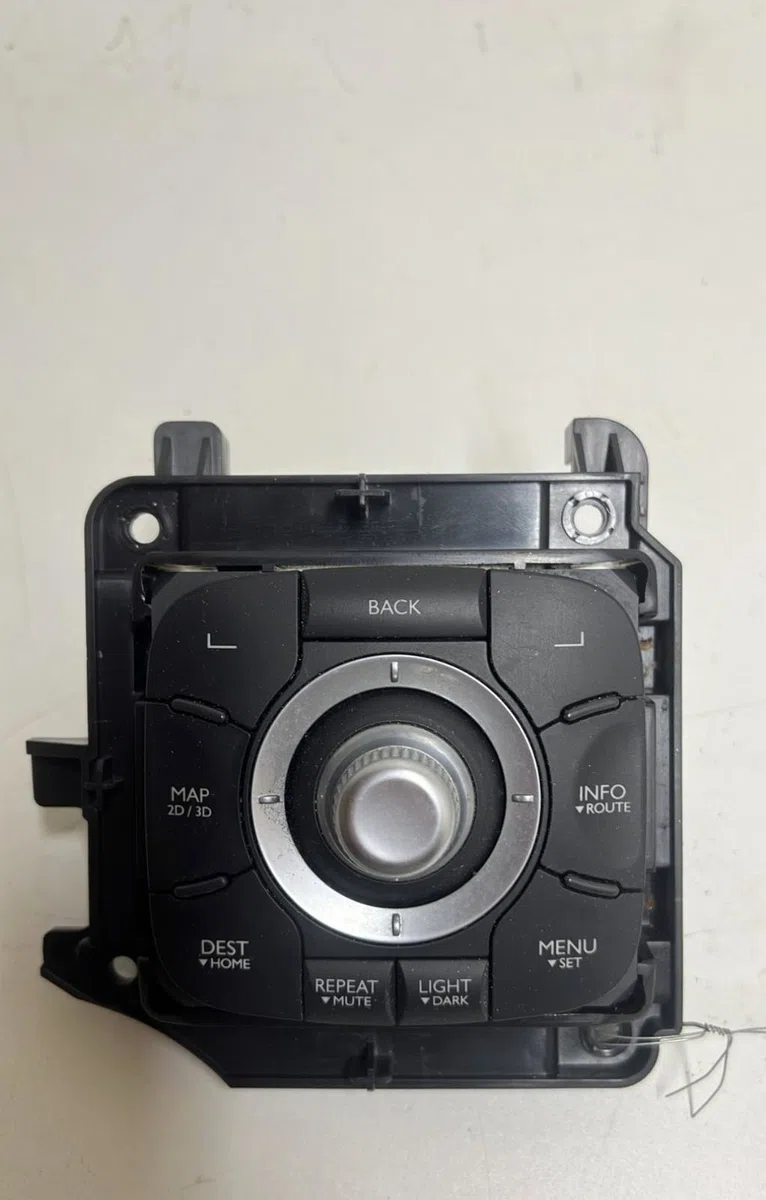 Commande autoradio Renault MEGANE III 3-5 portes (BZ0-1_, B3_) 1.5 dci (2009) 5 portes occasion