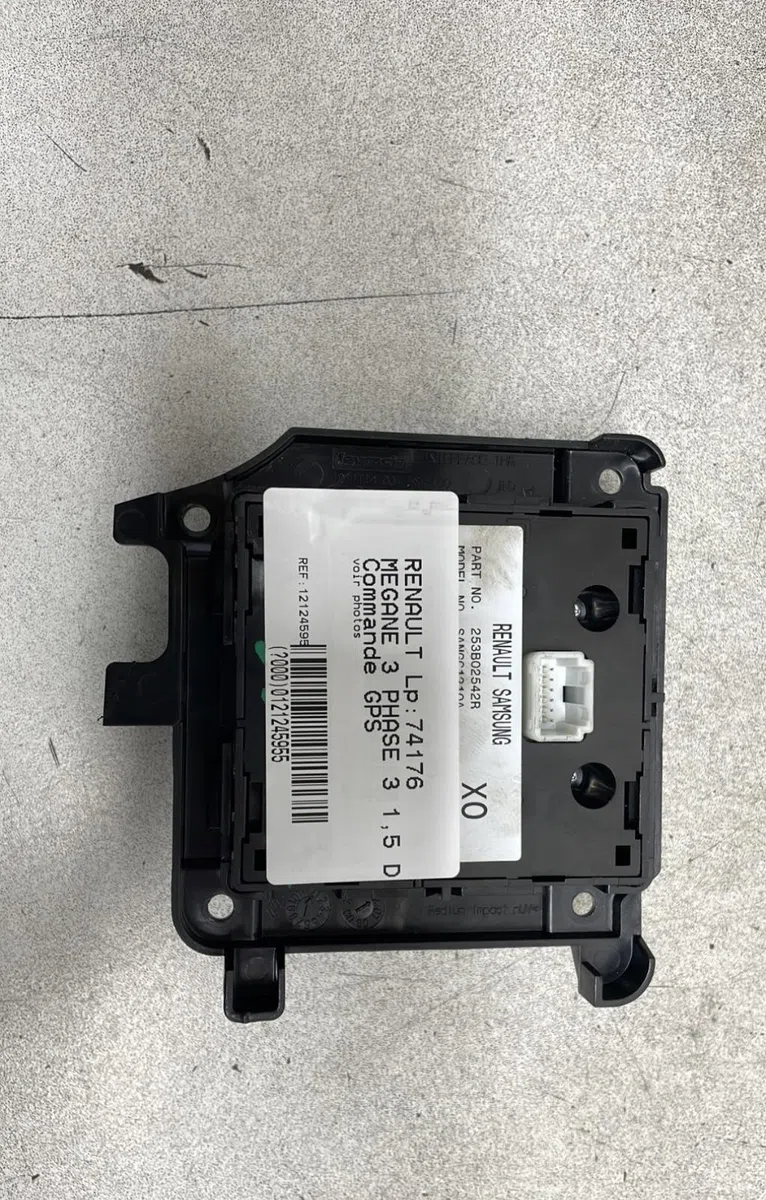 Commande autoradio Renault MEGANE III 3-5 portes (BZ0-1_, B3_) 1.5 dci (bz09, bz0d, bz1w, bz29, bz14) (2009) 5 portes occasion — photo 2