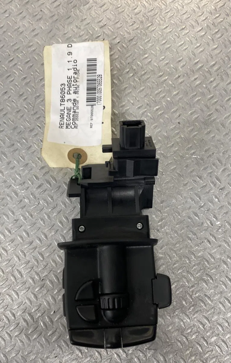 Commande autoradio Renault MEGANE III 3-5 portes (BZ0-1_, B3_) 1.9 dci (bz0n, bz0j) (2008) occasion — photo 2