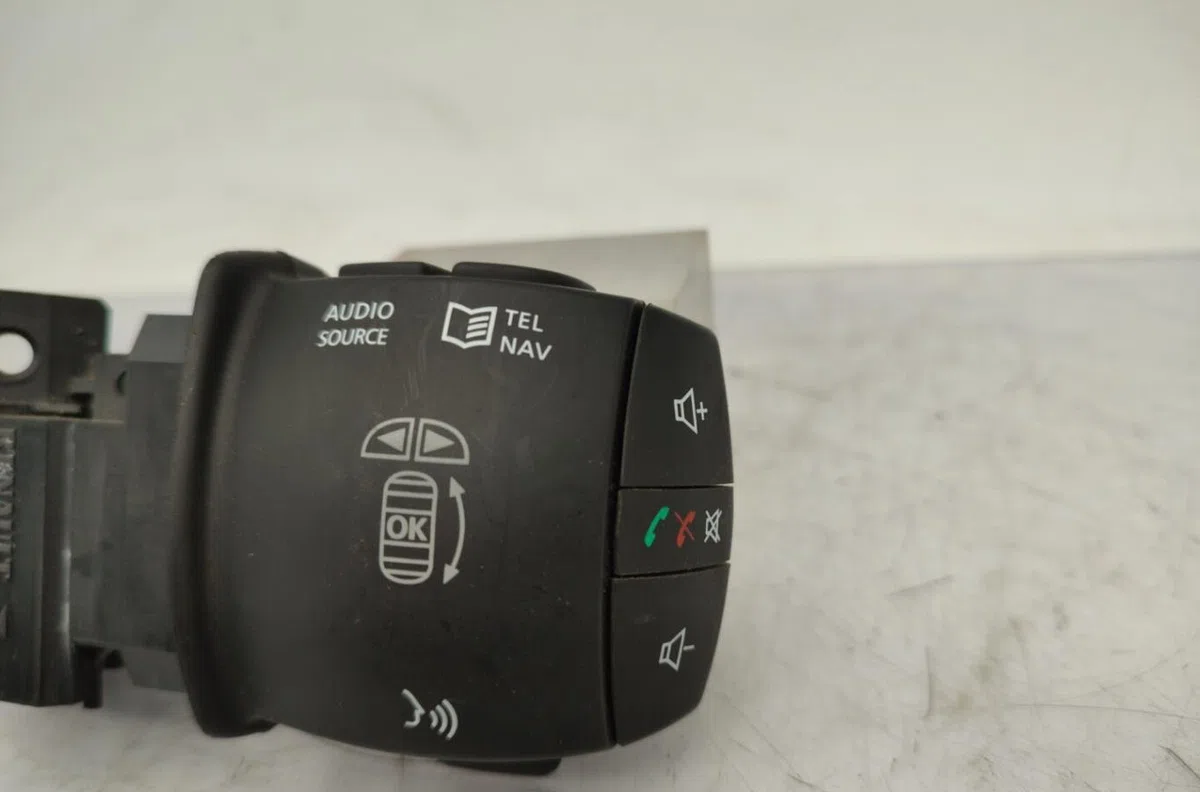 Commande autoradio RENAULT SCENIC 3 PHASE 1 occasion — photo 3