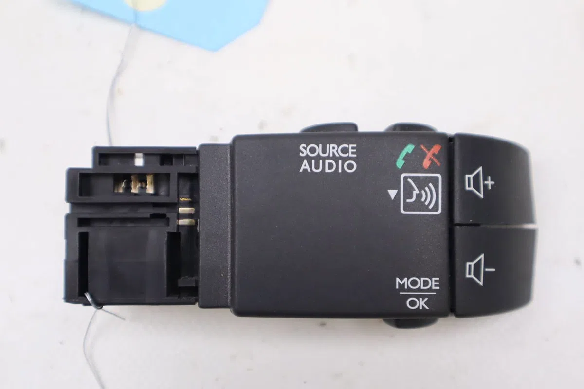 Commande autoradio Renault TWINGO II (CN0_) 1.2 16v (cn04, cn0a, cn0b) (2007-2014) 3 portes occasion — photo 2