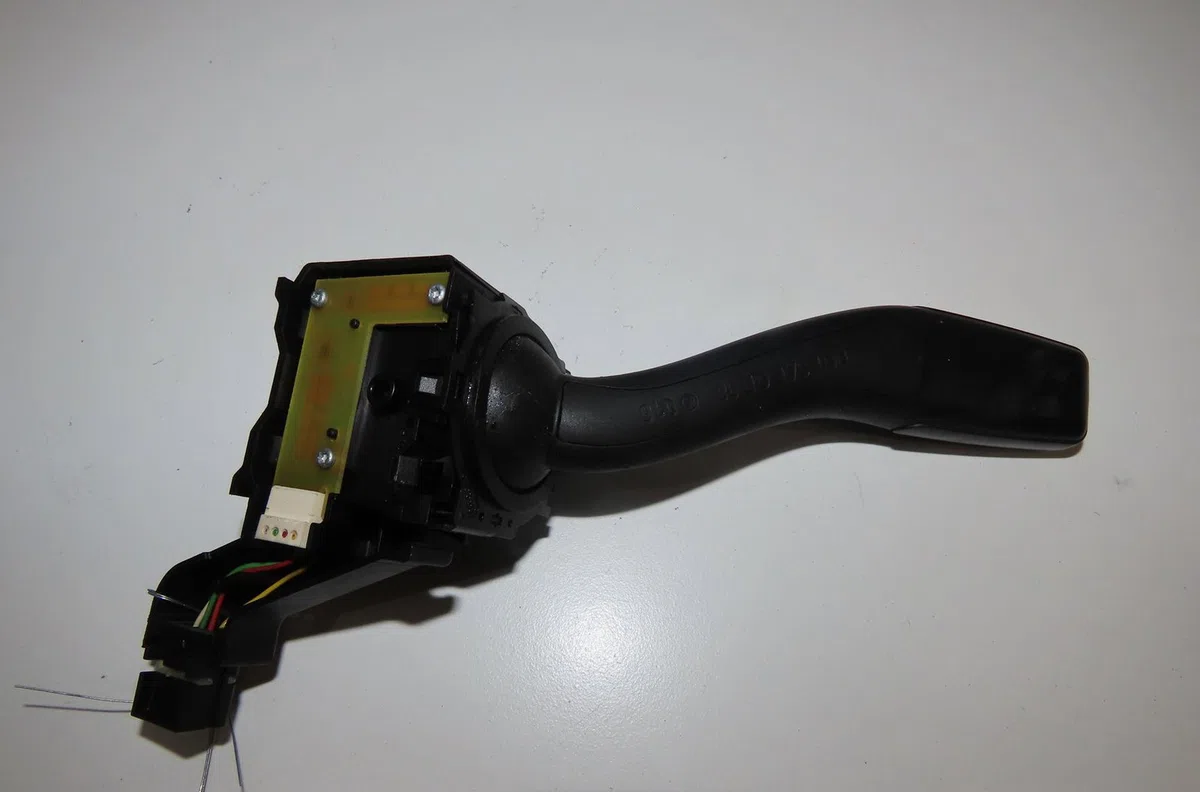 Commande clignotant Audi A3 Sportback (8PA) 2.0 tdi (2004-2013) 5 portes occasion — photo 2