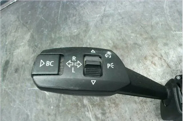Commande clignotant Bmw 1 (E87) 118 d (2004-2007) 5 portes occasion — photo 2