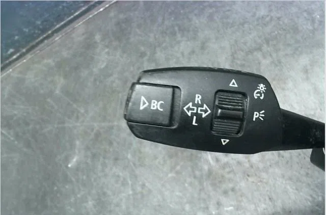 Commande clignotant Bmw 3 (E90) 325 d (2006-2010) occasion — photo 2