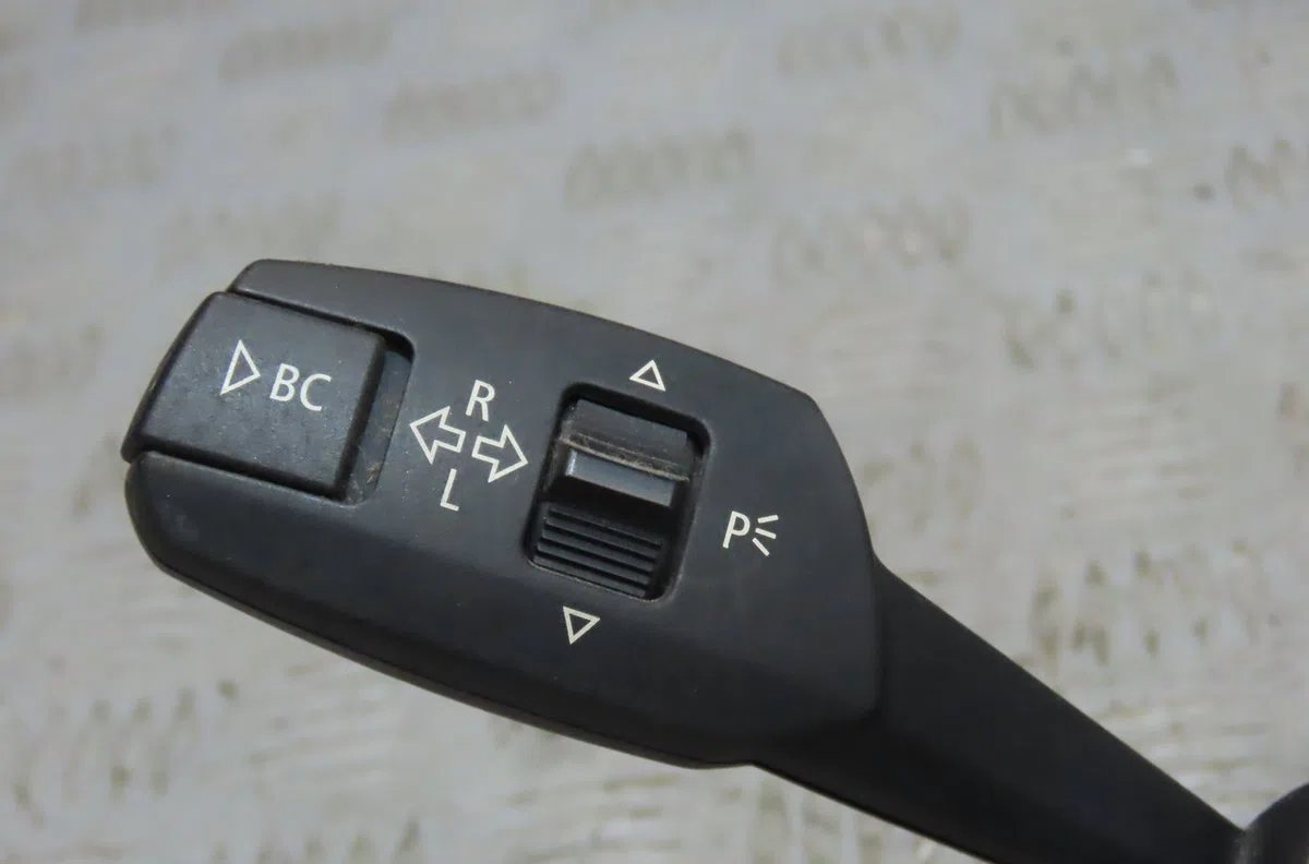 Commande clignotant BMW SERIE 1 E88 occasion — photo 2