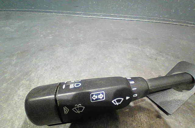 Commande clignotant Mercedes-benz CLASSE C (W203) C 200 cdi (203.004) (2000-2003) 4 portes occasion — photo 2