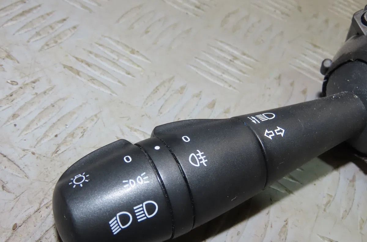 Commande clignotant Renault CLIO IV (BH_) 1.5 dci 75 (2012) 5 portes occasion — photo 2