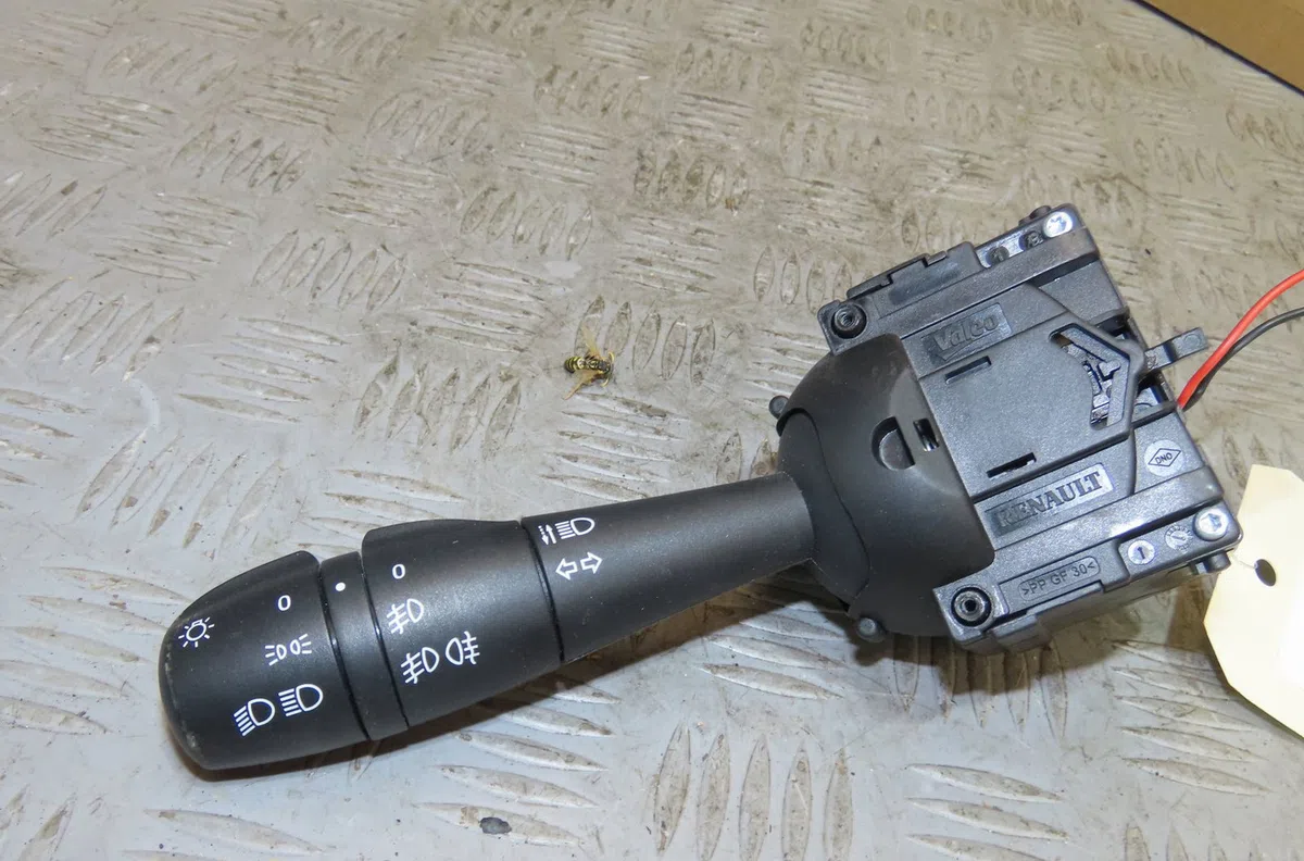 Commande clignotant Renault CLIO IV (BH_) 1.5 dci 75 (2012) 5 portes occasion — photo 4