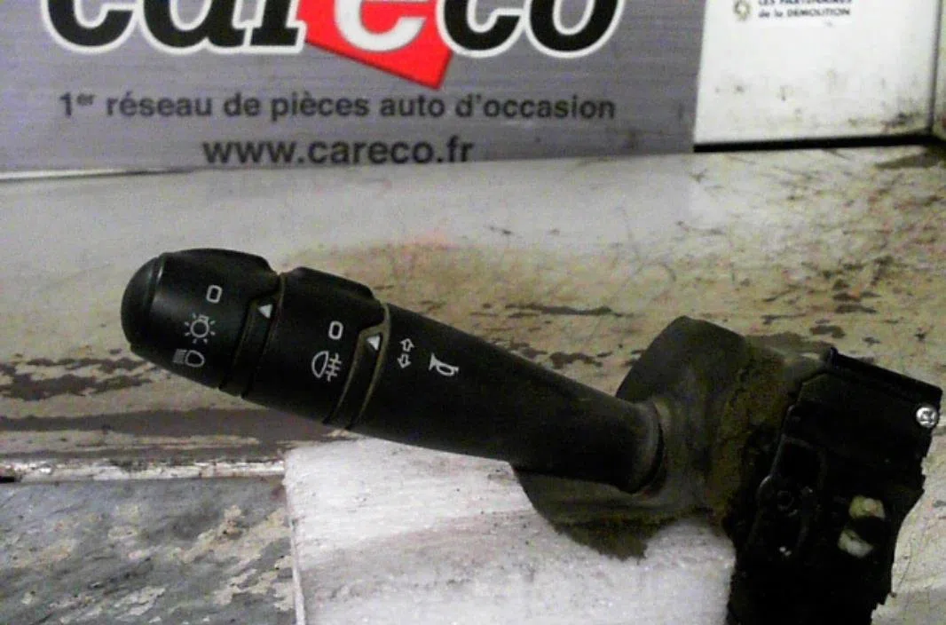 Commande clignotant Renault TRAFIC Camionnette (TXX) 2.5 d (1989-2001) occasion — photo 2