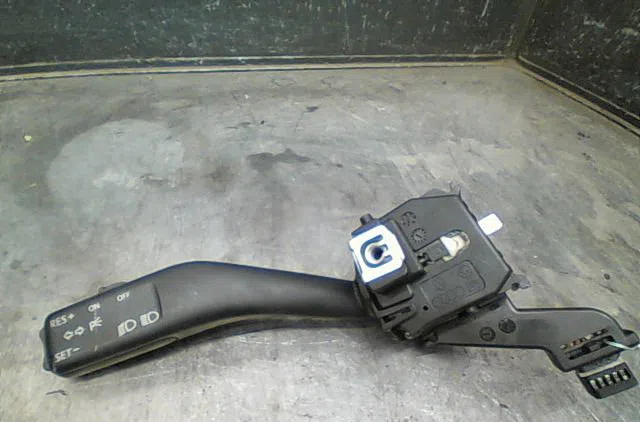 Commande clignotant Seat TOLEDO III (5P2) 2.0 tdi 16v (2004-2009) occasion — photo 2