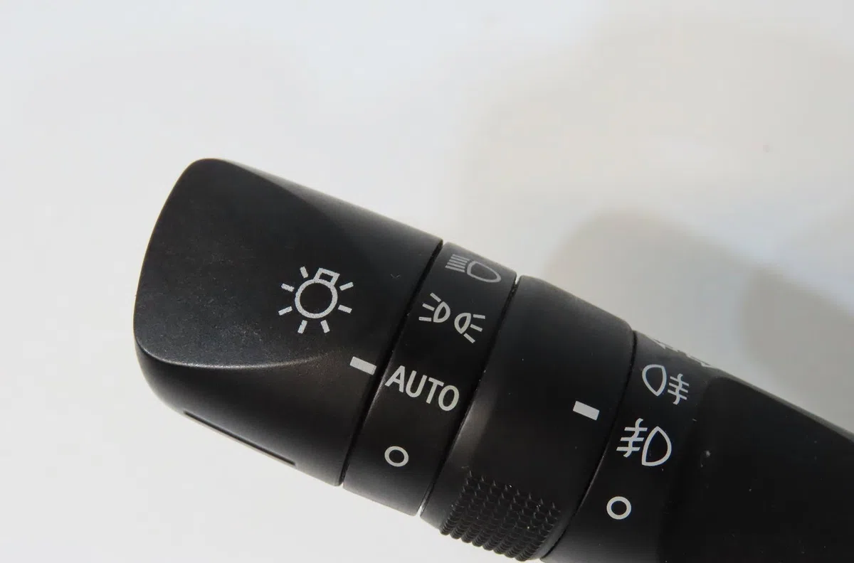 Commande clignotant Toyota AURIS (_E18_) 1.8 hybrid (zwe186_) (2012-2018) occasion