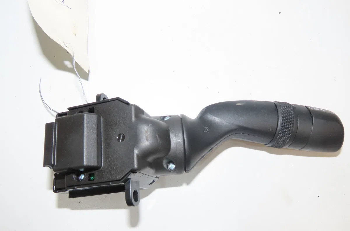 Commande clignotant Toyota COROLLA 3-5 portes (_E21_) 1.8 hybrid (zwe211) (2018) 5 portes occasion — photo 2