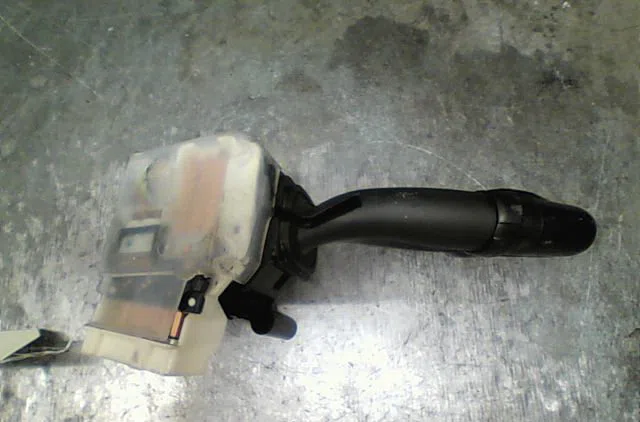 Commande clignotant Toyota COROLLA Verso (ZER_, ZZE12_, R1_) 2.2 d-4d (aur10_) (2005-2009) 5 portes occasion — photo 4