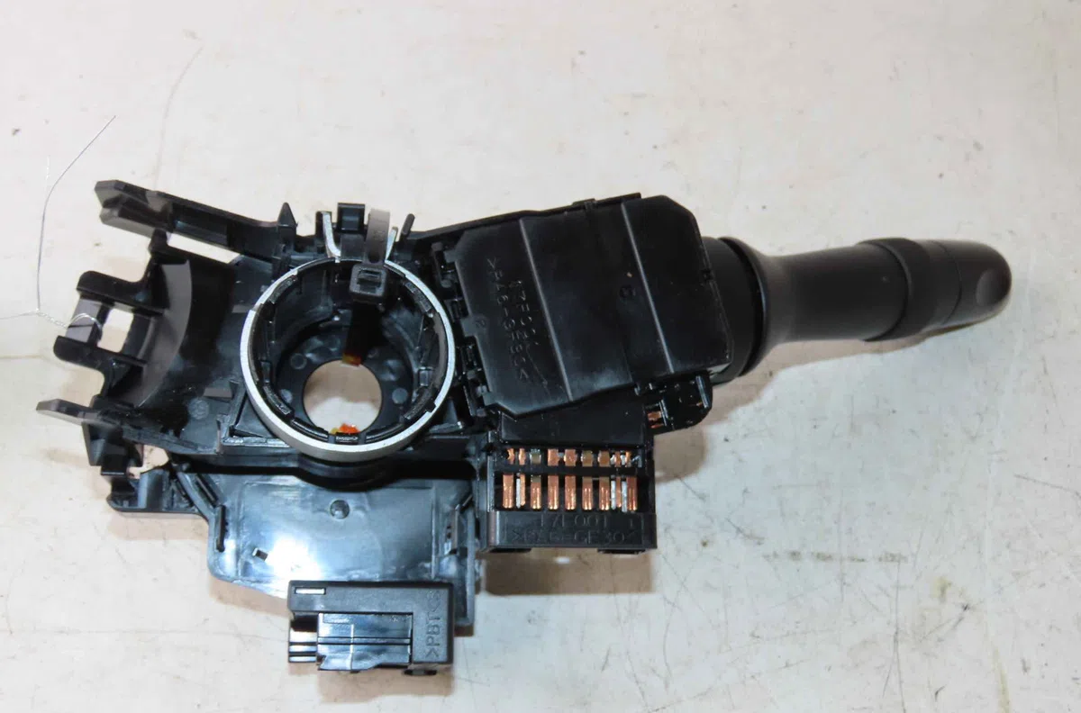 Commande clignotant TOYOTA YARIS II occasion — photo 2
