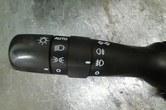 Commande clignotant Toyota YARIS (_P13_) 1.4 d (nlp130_) (2011) occasion — photo 2