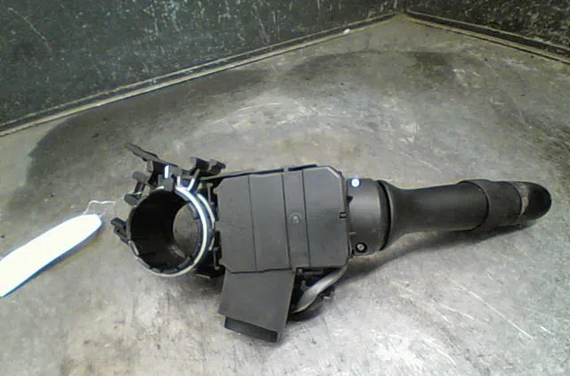 Commande clignotant Toyota YARIS (_P13_) 1.4 d (nlp130_) (2011) occasion — photo 3