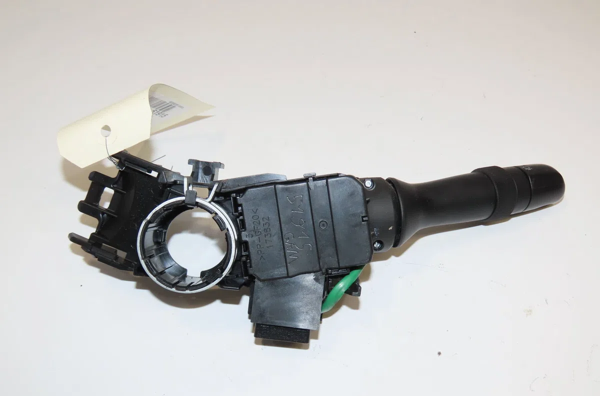 Commande clignotant Toyota YARIS (_P13_) 1.5 hybrid (nhp130_) (2012) occasion — photo 2