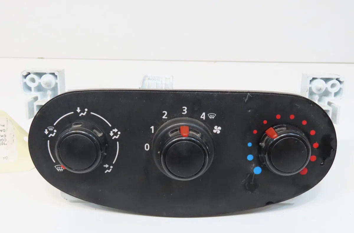 Commande de chauffage Dacia DOKKER Express Camionnette-Monospace 1.6 (2012) occasion — photo 2