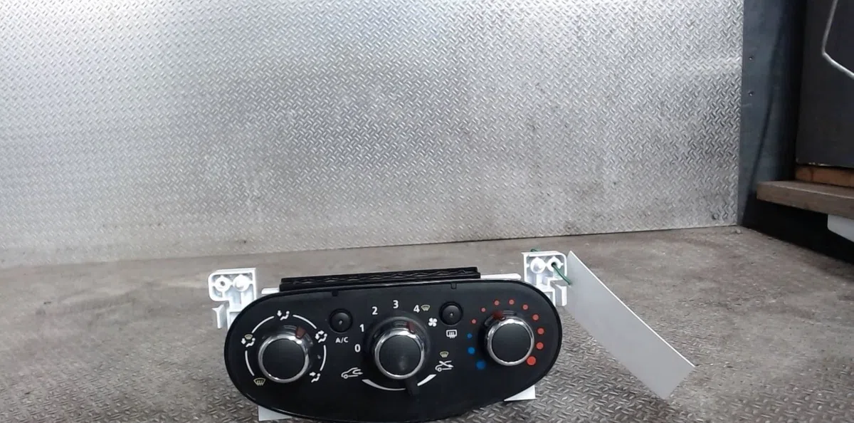 Commande de chauffage DACIA DUSTER 1  DUSTER 1 PHASE 2 occasion — photo 2
